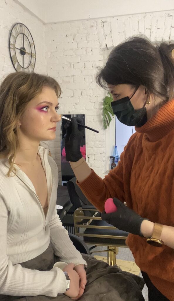 Joanna Galanciak wykonuje makijaż modelki podczas pracy w pracowni